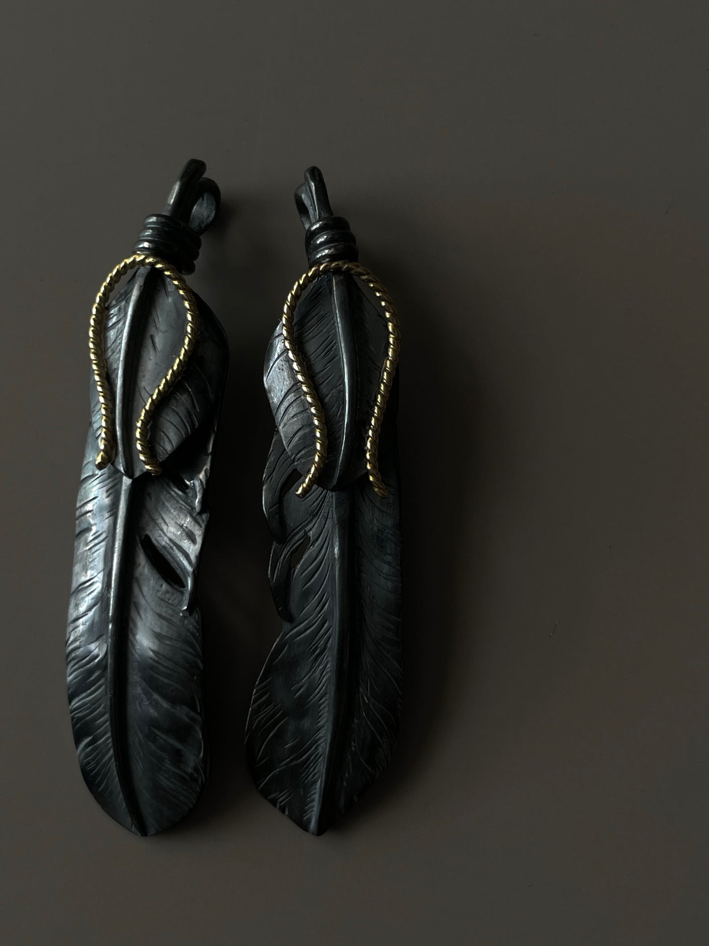 PE-0030/black feather pendant,K18 horseshoe twist rope